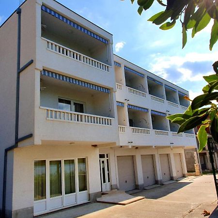 Villa Dvor Apartments أوميس المظهر الخارجي الصورة