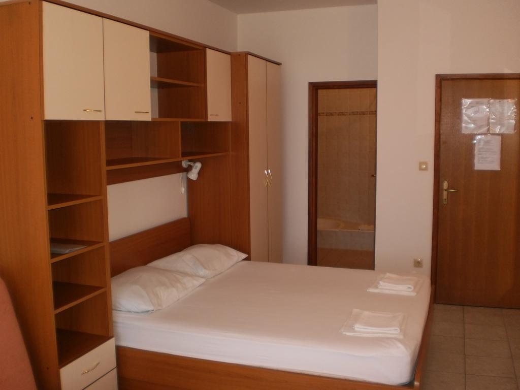 Villa Dvor Apartments أوميس المظهر الخارجي الصورة