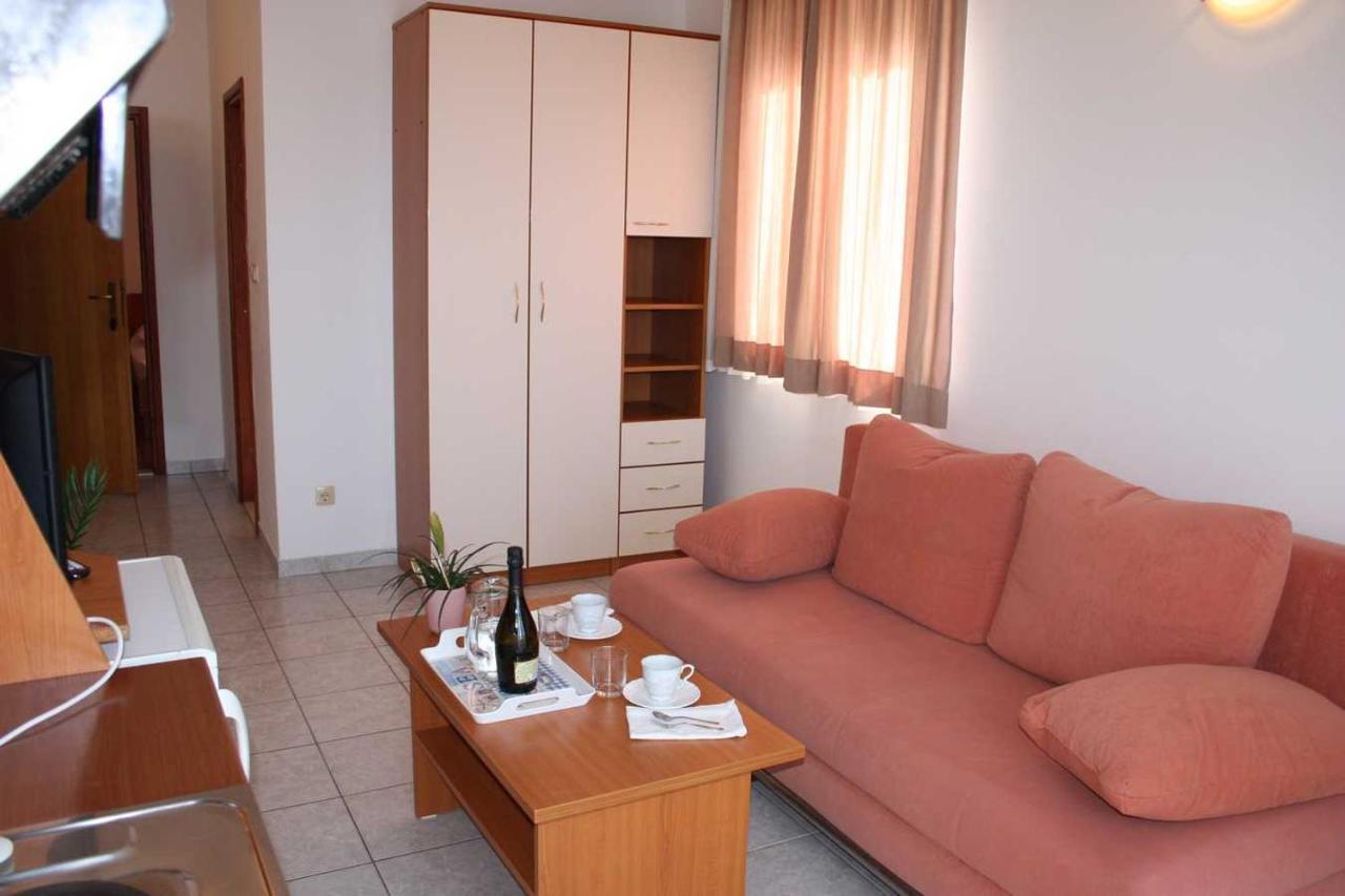 Villa Dvor Apartments أوميس المظهر الخارجي الصورة