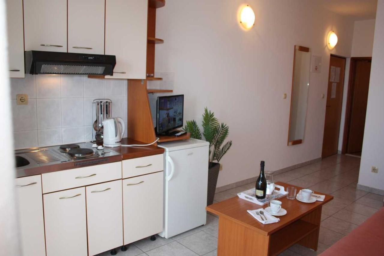 Villa Dvor Apartments أوميس المظهر الخارجي الصورة