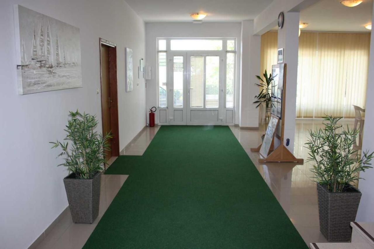 Villa Dvor Apartments أوميس المظهر الخارجي الصورة