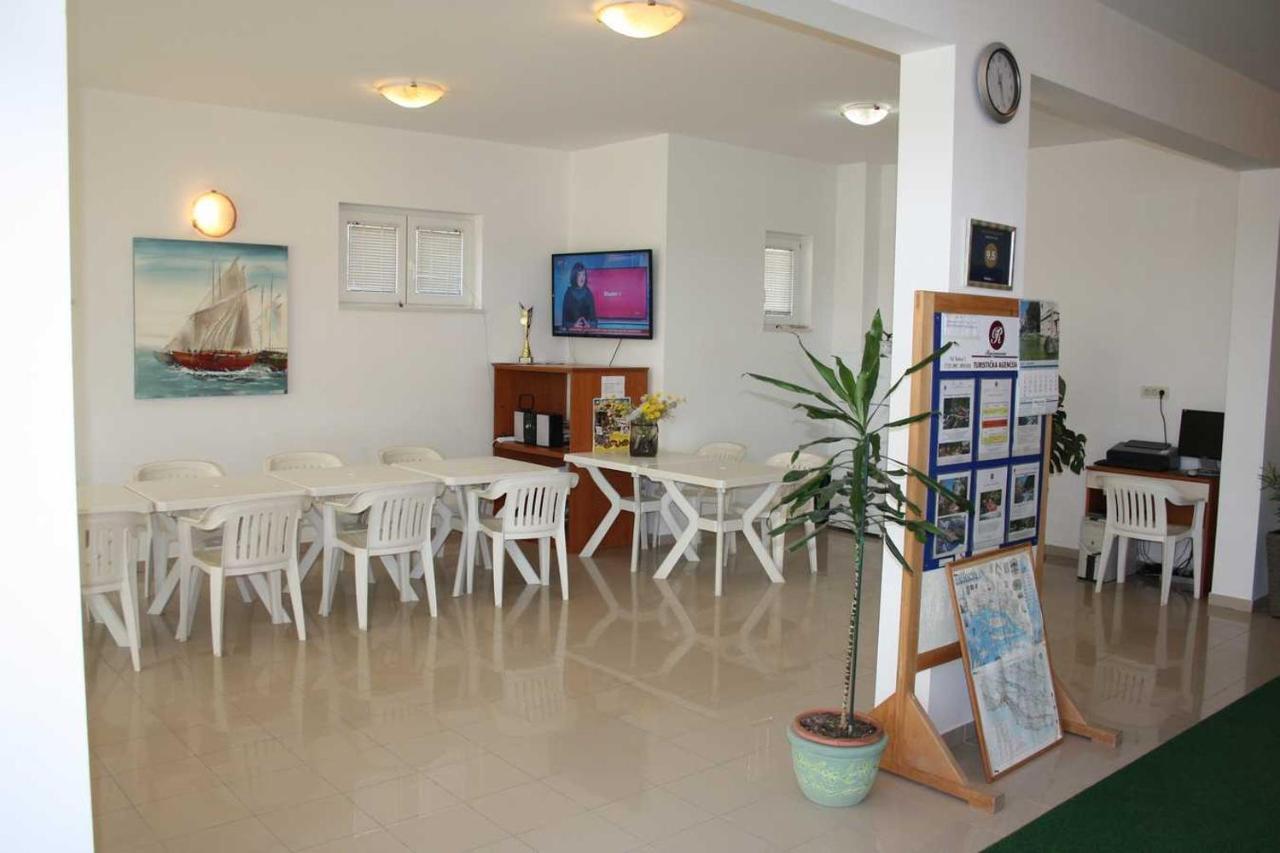 Villa Dvor Apartments أوميس المظهر الخارجي الصورة