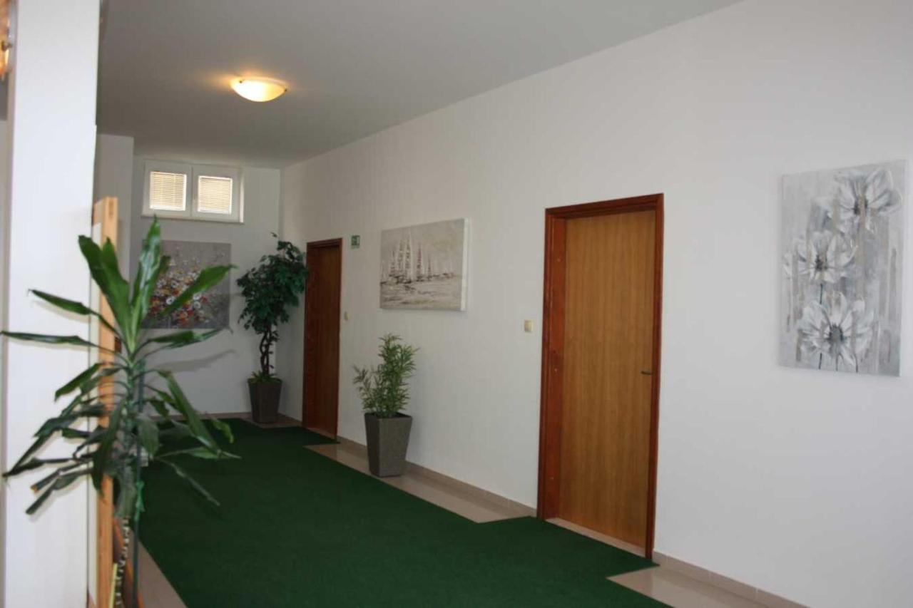 Villa Dvor Apartments أوميس المظهر الخارجي الصورة
