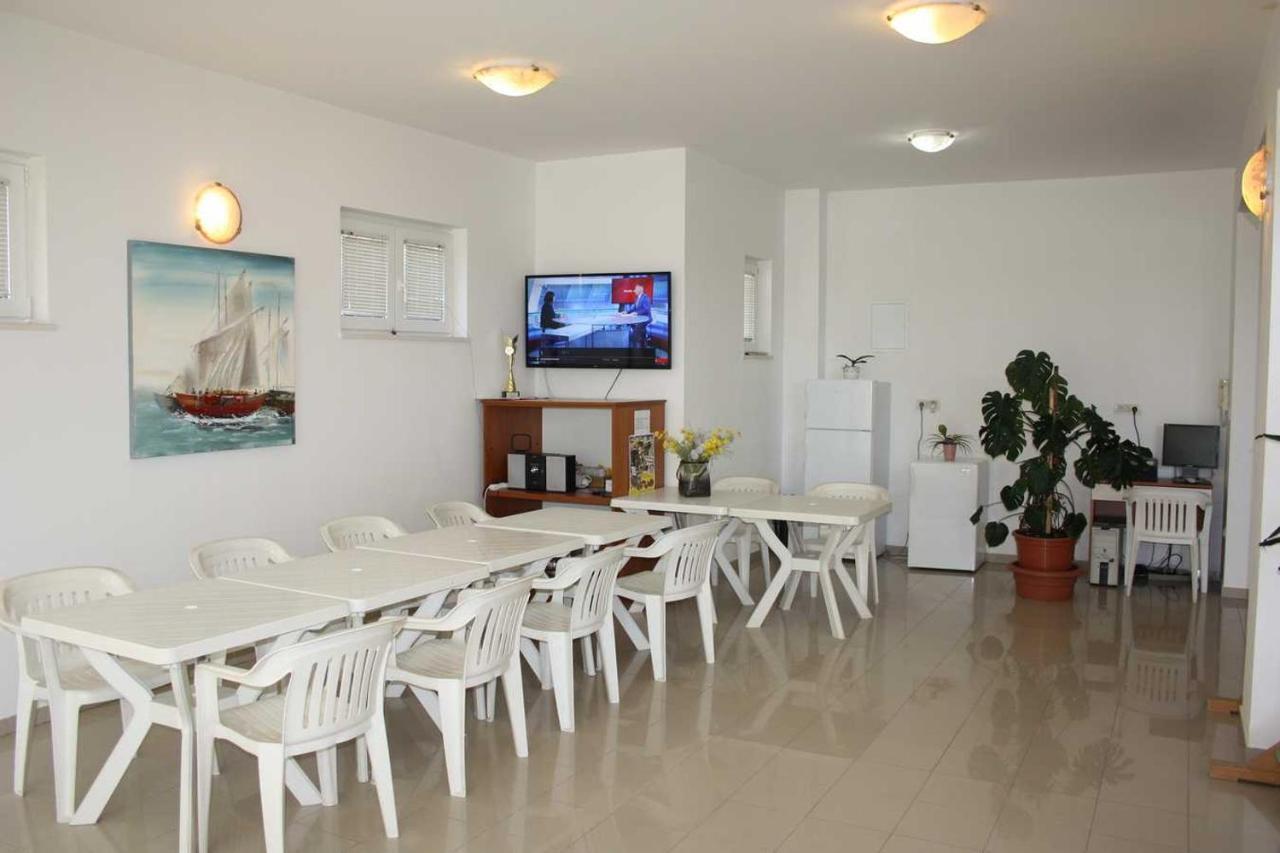 Villa Dvor Apartments أوميس المظهر الخارجي الصورة
