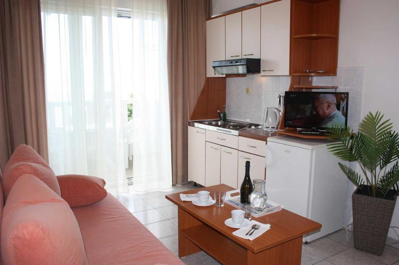 Villa Dvor Apartments أوميس المظهر الخارجي الصورة