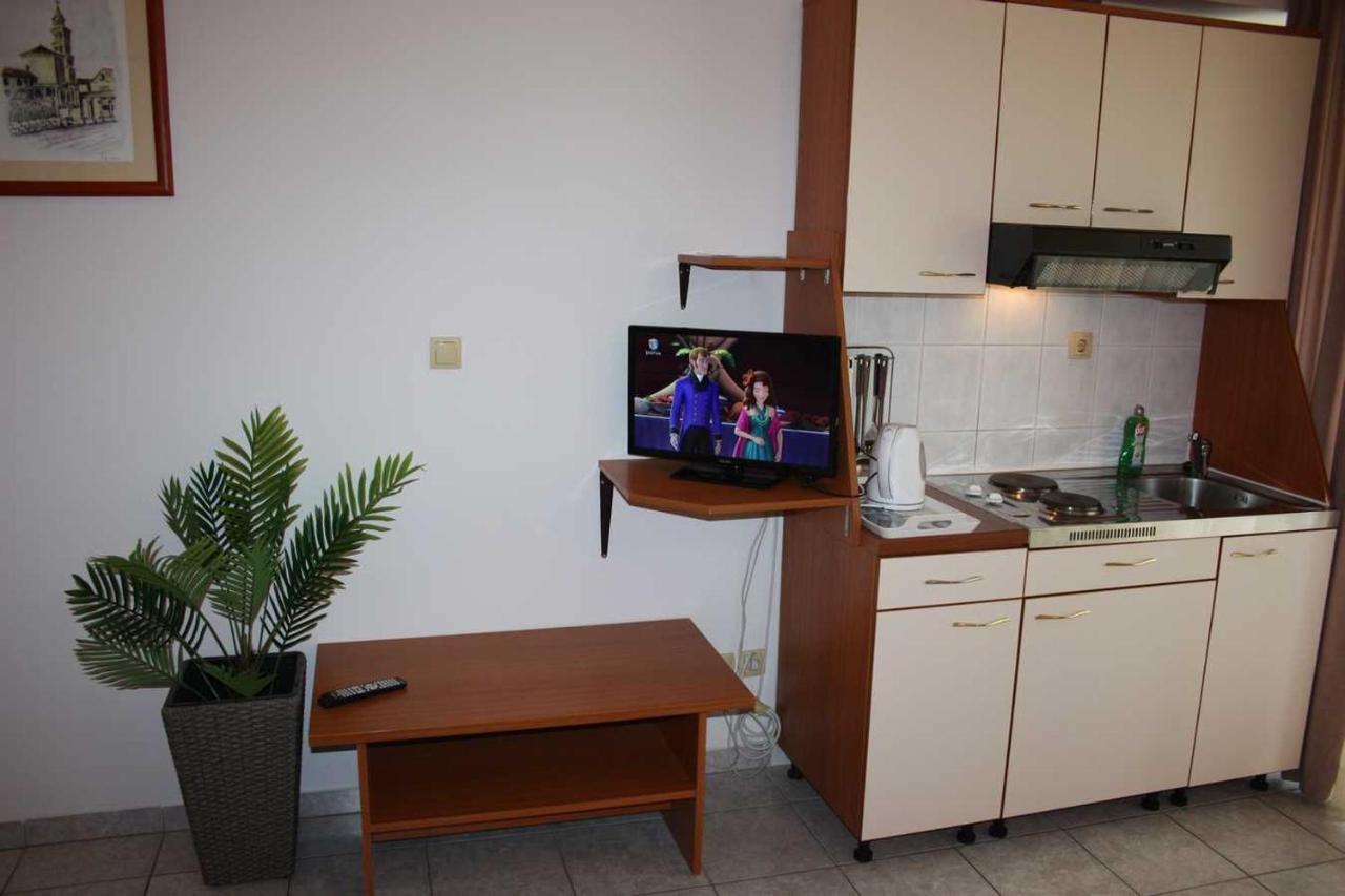 Villa Dvor Apartments أوميس المظهر الخارجي الصورة