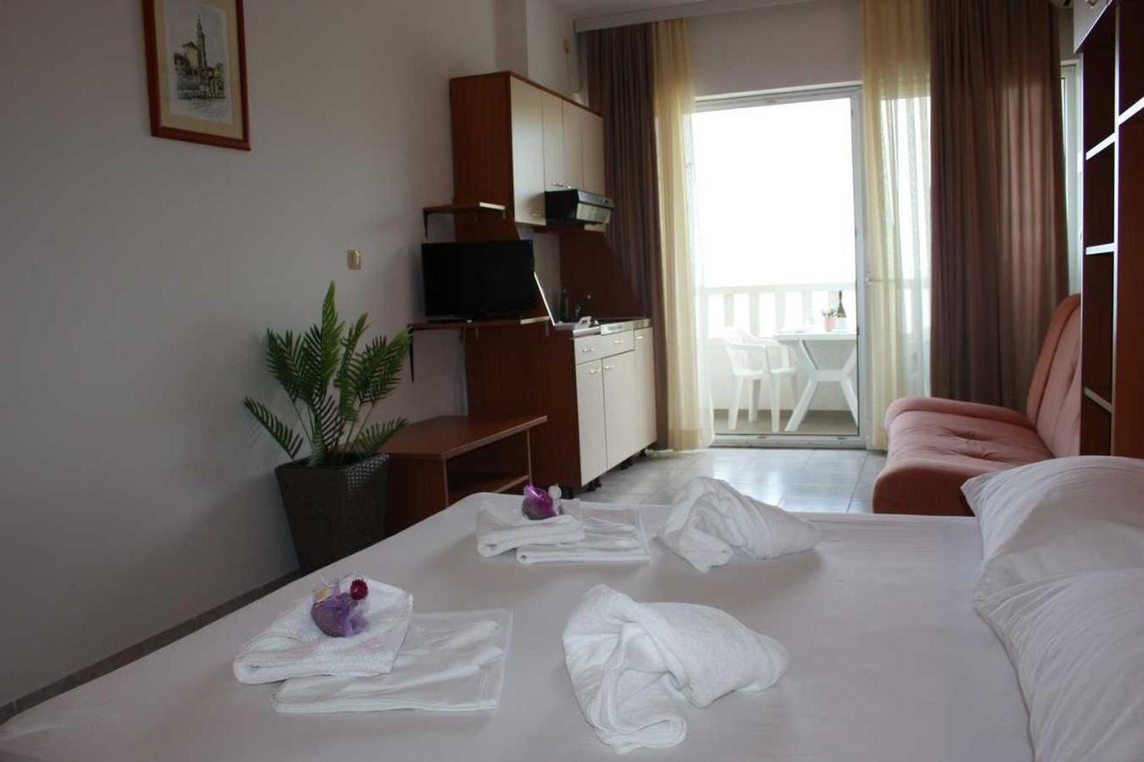 Villa Dvor Apartments أوميس المظهر الخارجي الصورة