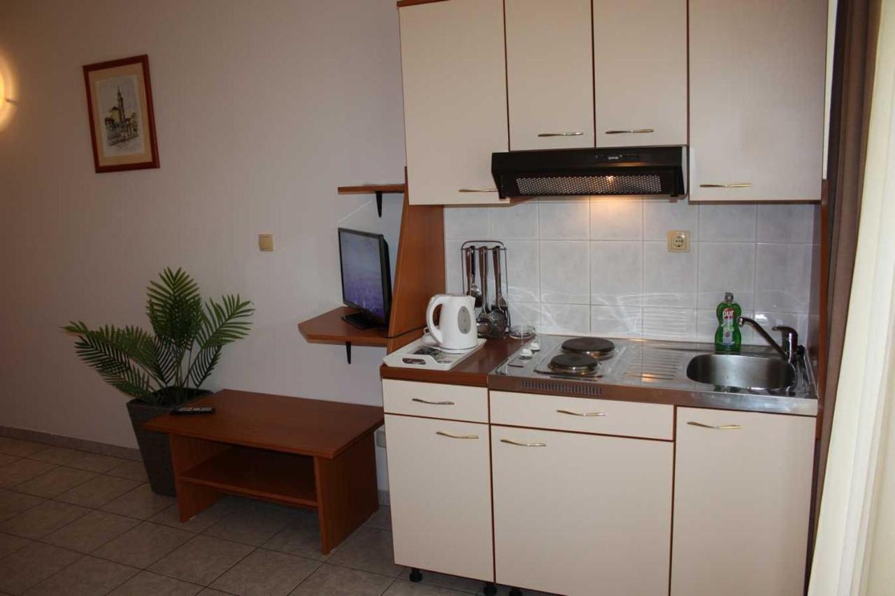 Villa Dvor Apartments أوميس المظهر الخارجي الصورة