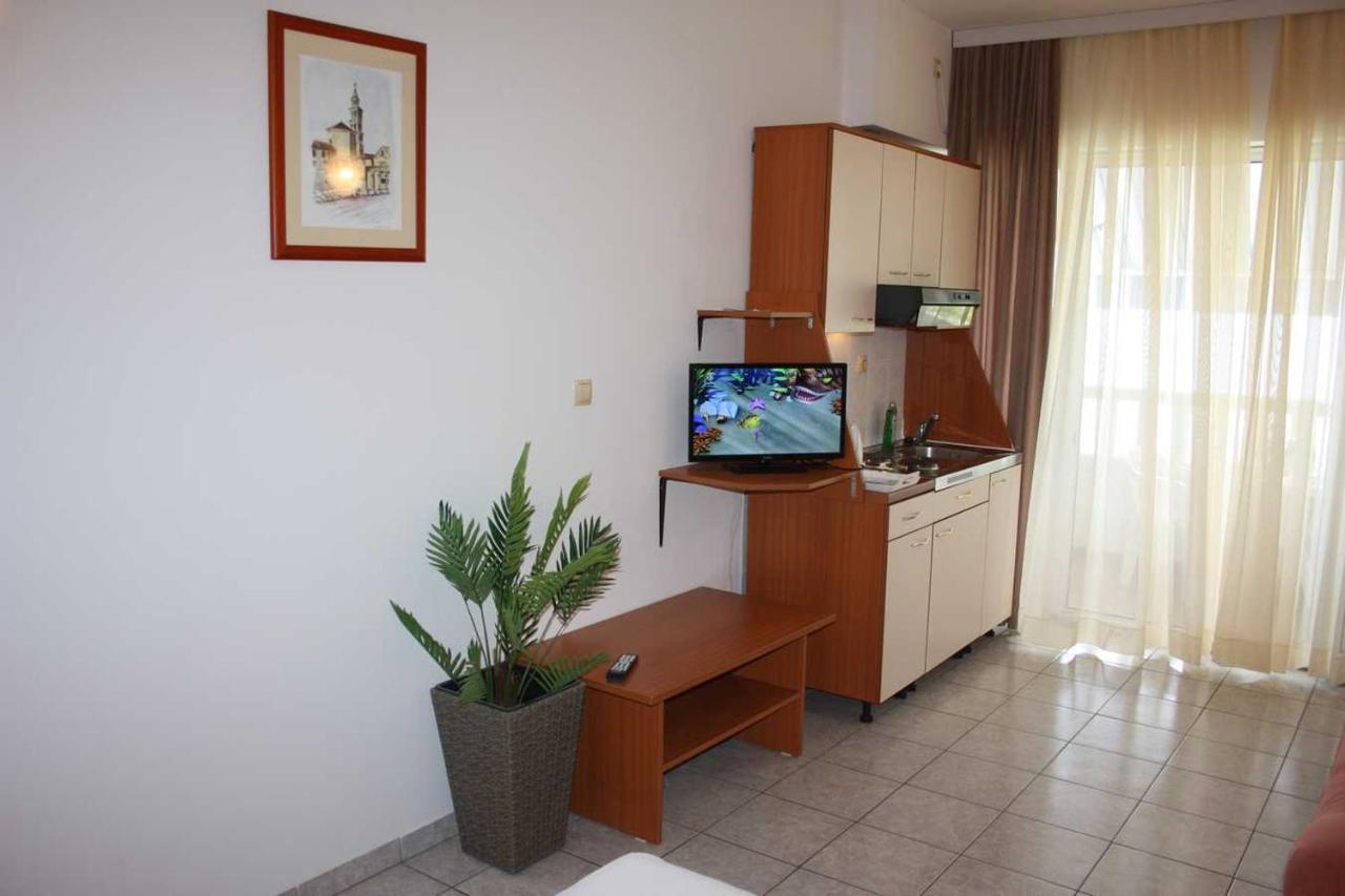 Villa Dvor Apartments أوميس المظهر الخارجي الصورة
