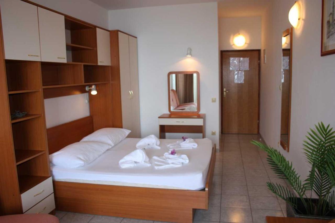 Villa Dvor Apartments أوميس المظهر الخارجي الصورة